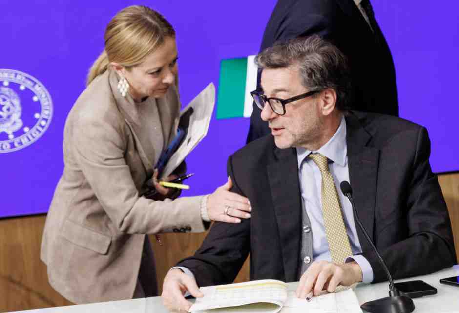 Meloni e la manovra "delirio". Bozze, testi mai letti, liti Salvini-Tajani sulle banche. La premier: "Non facciamoci del male"