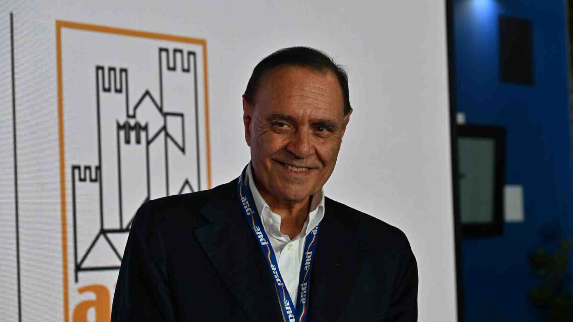 Immagine di Meglio Conte di Schlein per il Mastella conteso a Napoli