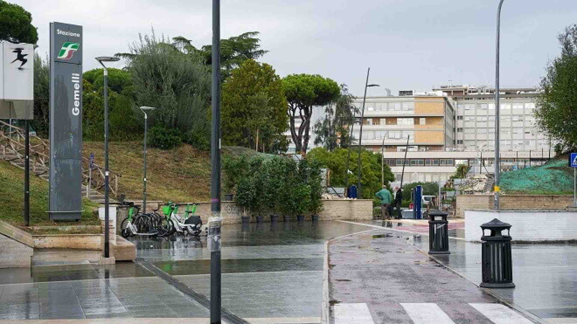 Immagine di Nuovo ingresso al gemelli. ora togliere la ciclabile