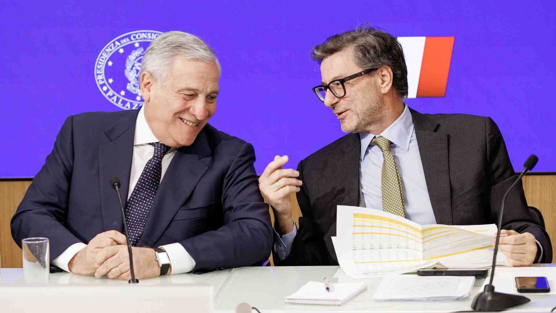 Immagine di Tajani scatenato contro Meloni, Salvini e Mef. La manovra fa sbandare il governo. Giorgetti: “Fiducia in Perrotta”