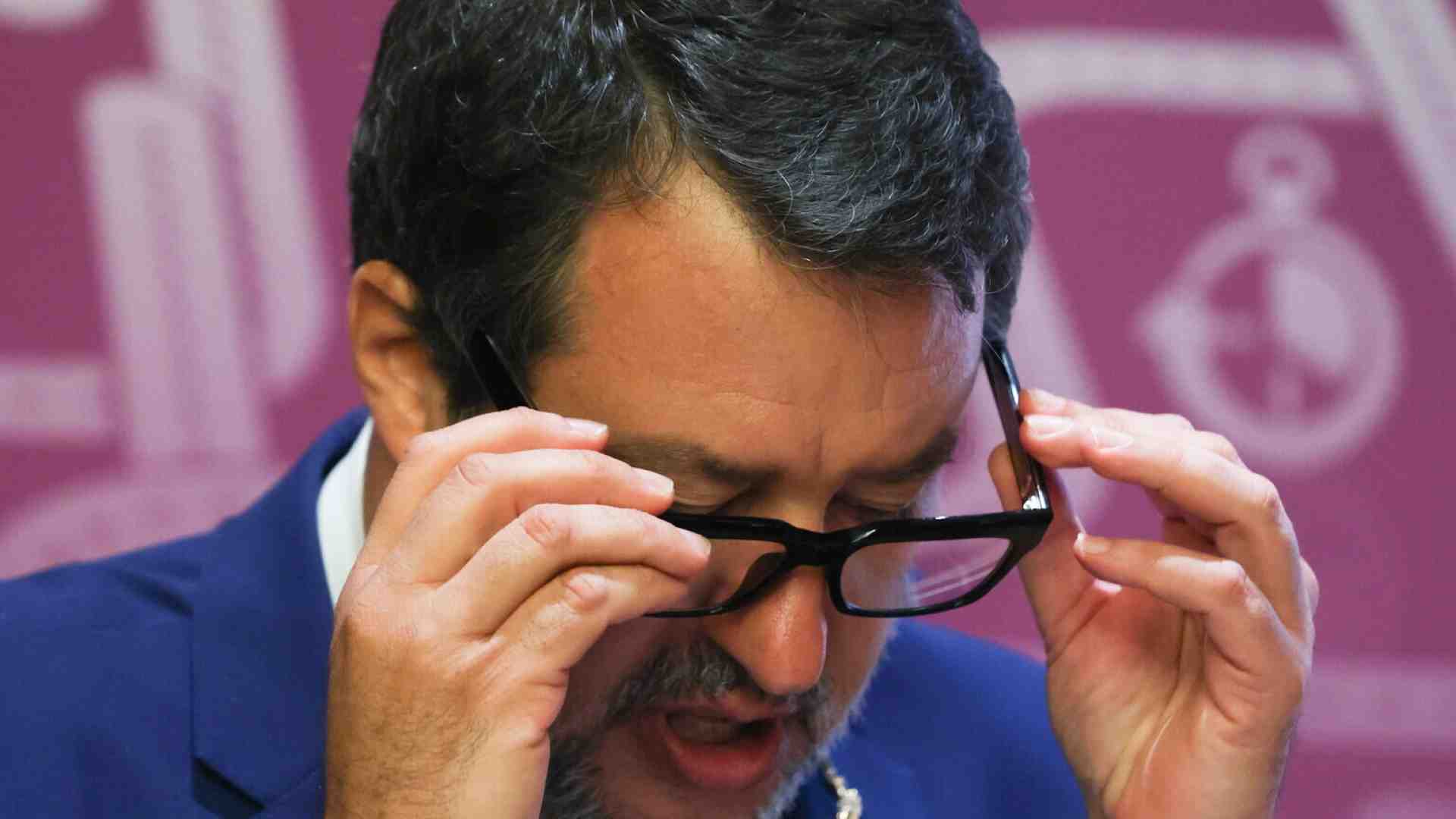 Immagine di Scoppole per Salvini. Dalla legge Fornero fino a rimbrotti di Meloni: il leader leghista fa i conti con la realtà