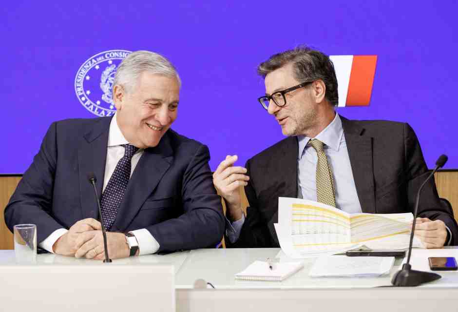 Tajani scatenato contro Meloni, Salvini e Mef. La manovra fa sbandare il governo. Giorgetti: “Fiducia in Perrotta”