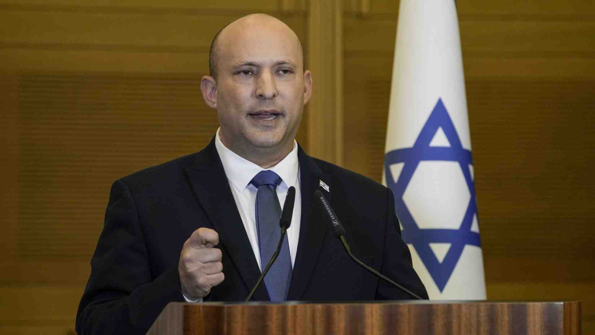 Immagine di Naftali Bennett incontra curiosi ed elettori e promette: curerò Israele