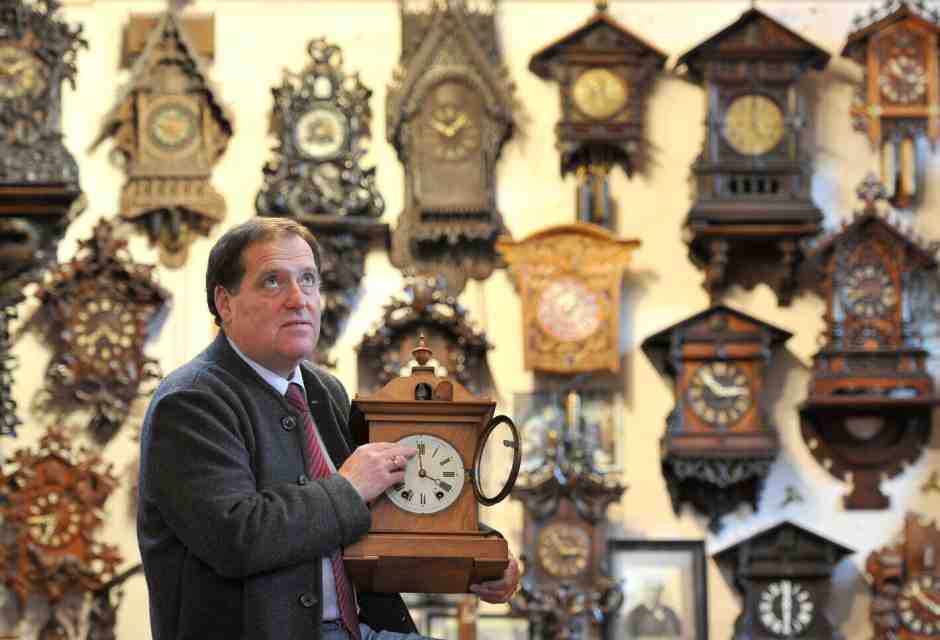 Museo di orologi a cuc&ugrave; di Tabley, Knutsford, Regno Unito: l'orologiaio Roman Piekarski li prepara al cambio dell'ora (foto GettyImages) &nbsp;<br />