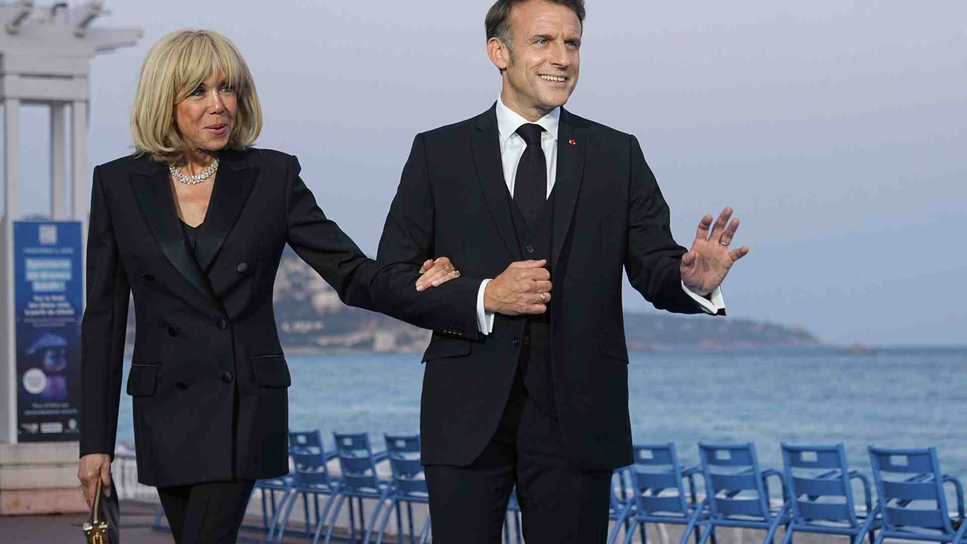 Immagine di Brigitte Macron porta in tribunale i creatori della fake news sulla sua identità di genere