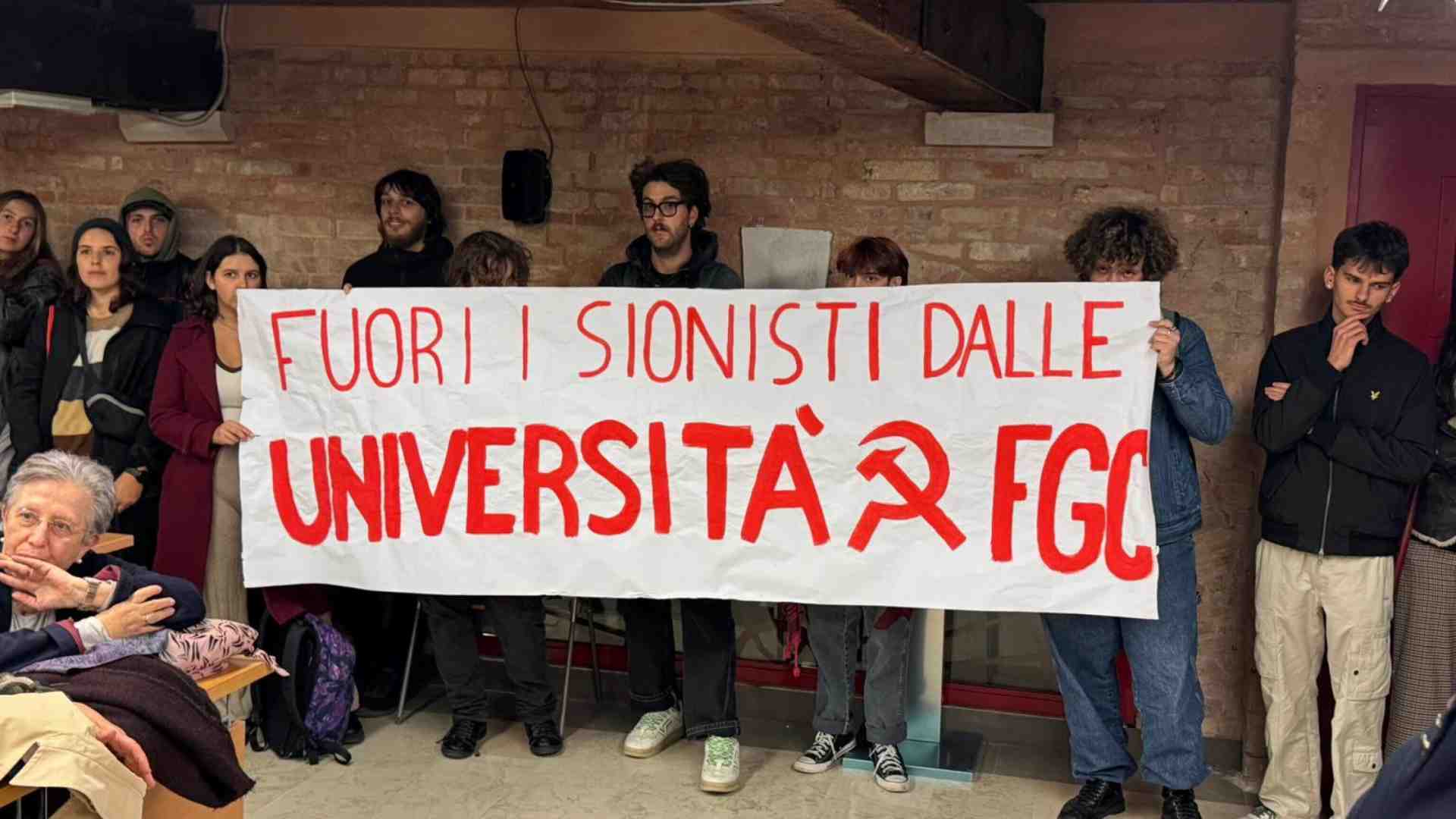 Immagine di Studenti pro Pal impediscono all'ex deputato Pd Emanuele Fiano di parlare all'Università Ca' Foscari di Venezia