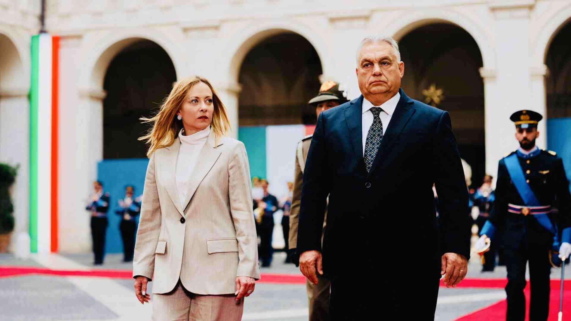 Immagine di Meloni ospita Orbán, ma su Kyiv c’è sempre più distanza. Tajani: “Noi diversi da Budapest”