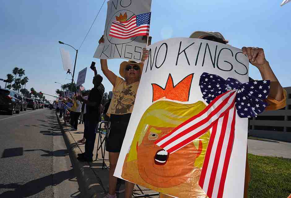Un cartello dalle recenti manifestazioni &ldquo;No Kings&rdquo; negli Stati Uniti (foto Ap, via LaPresse)&nbsp;<br />