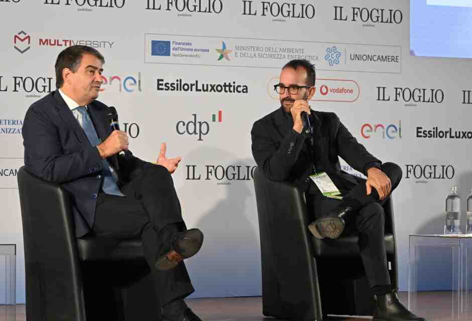Il vicepresidente della Commissione europea Raffaele Fitto con il direttore del Foglio Claudio Cerasa alla Festa dell'Ottimismo (foto Ansa)<br />