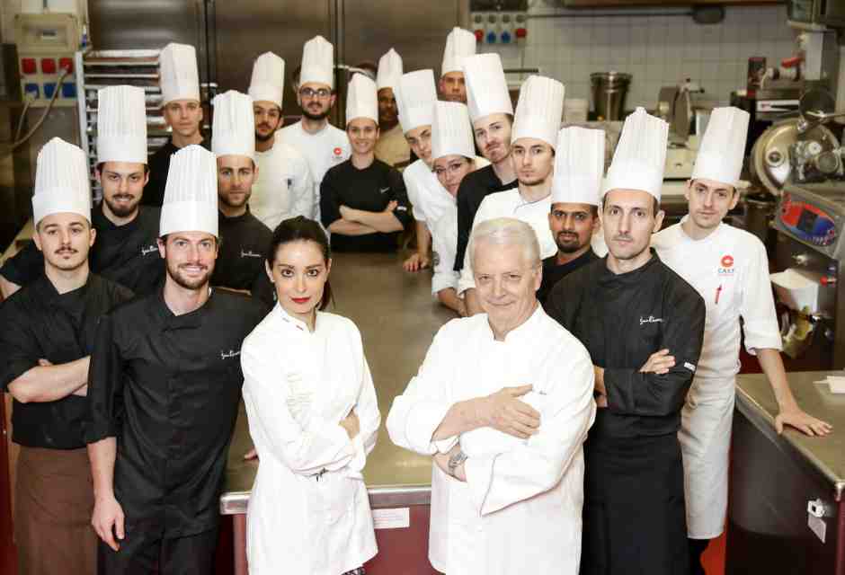 Debora Massari, nuova assessora al Turismo della Lombardia, col padre Iginio nella pasticceria di famiglia a Brescia nel 2019 (foto Getty)&nbsp;<br />