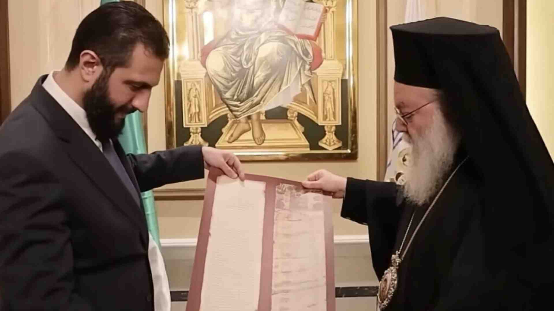 Immagine di Sharaa vede il patriarca ortodosso a Damasco. Appelli alla riconciliazione con i cristiani