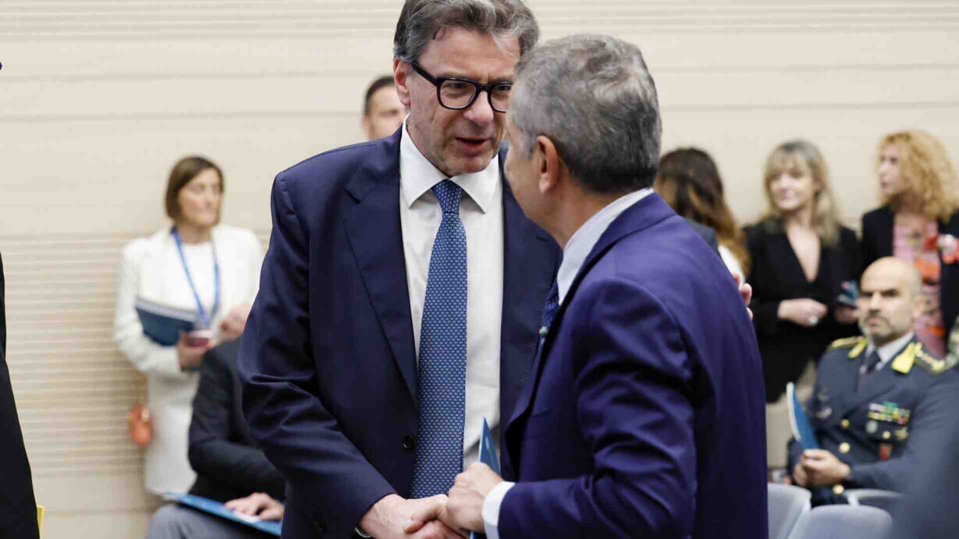 Immagine di Come le banche possono sostenere il paese. Panetta e Giorgetti: due mondi a confronto