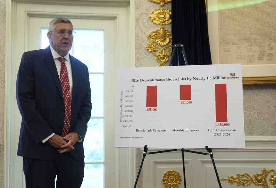 Stephen Moore, della Heritage Foundation, nello studio Ovale (LaPresse)