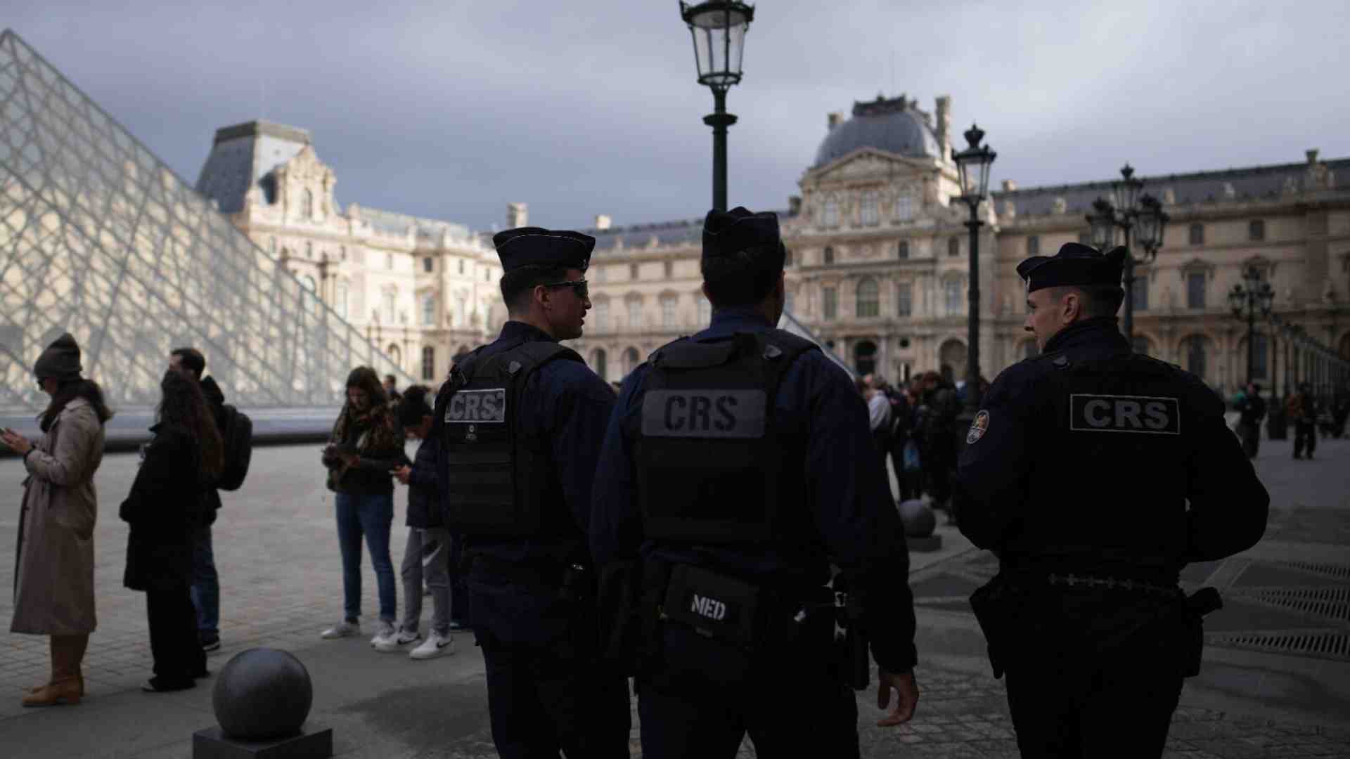 Immagine di I due sospettati per il furto al Louvre ammettono parzialmente le colpe. Ma i gioielli non si trovano