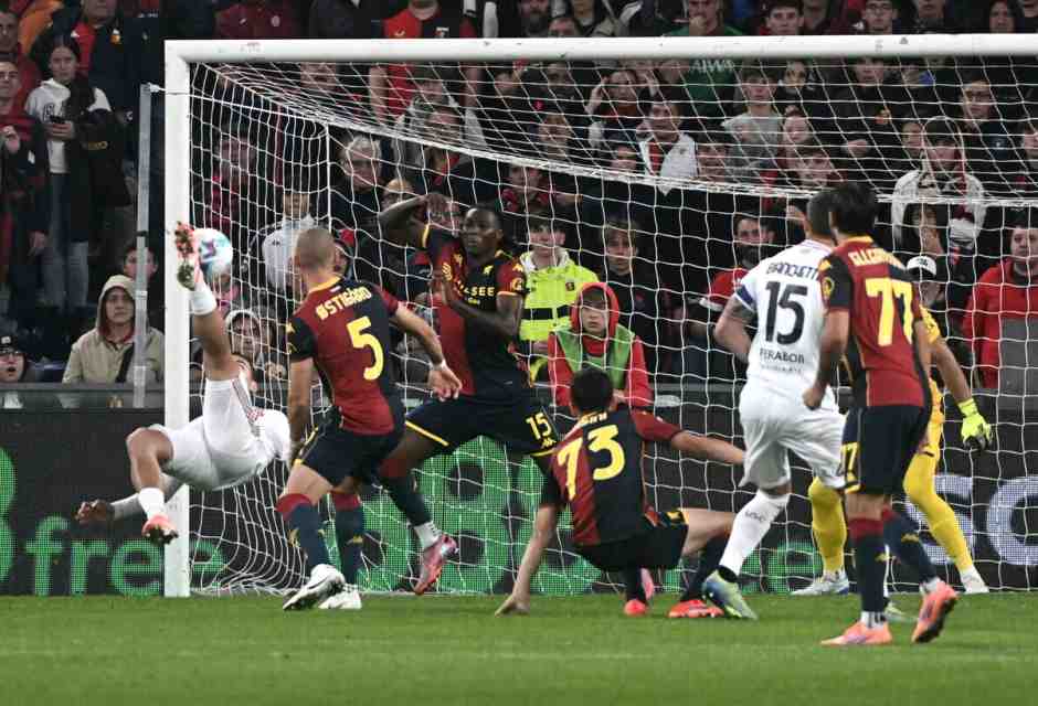 Il gol in rovesciata dell'attaccante della Cremonese Federico Bonazzoli contro il Genoa (foto Ansa)