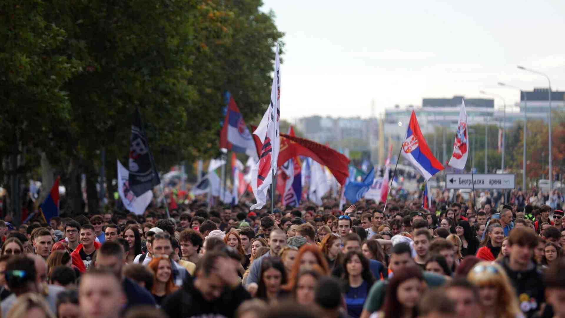 Immagine di Quelle migliaia di giovani all’addiaccio nella notte serba, sfidando il regime