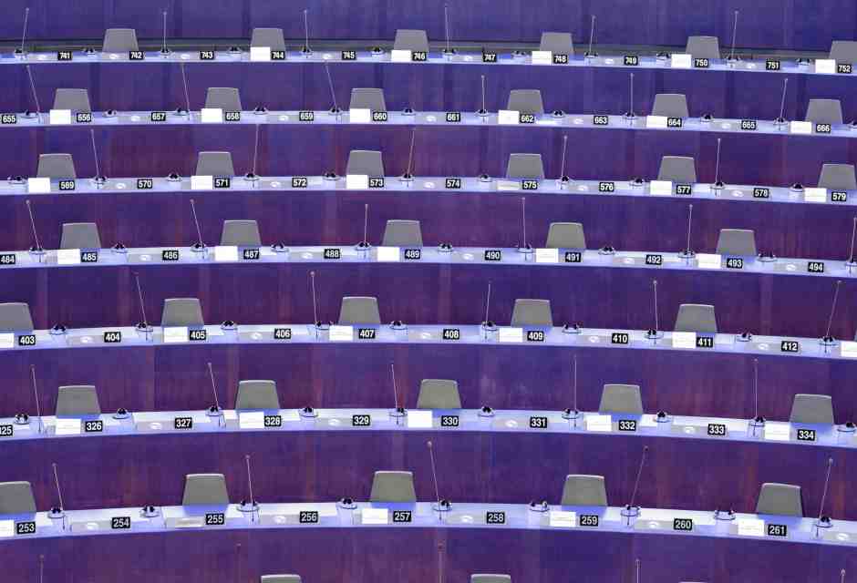 I seggi dei deputati del Parlamento europeo vuoti tra una sessione di lavoro e l'altra (Foto di Thierry Monasse/Getty Images)&nbsp;<br />