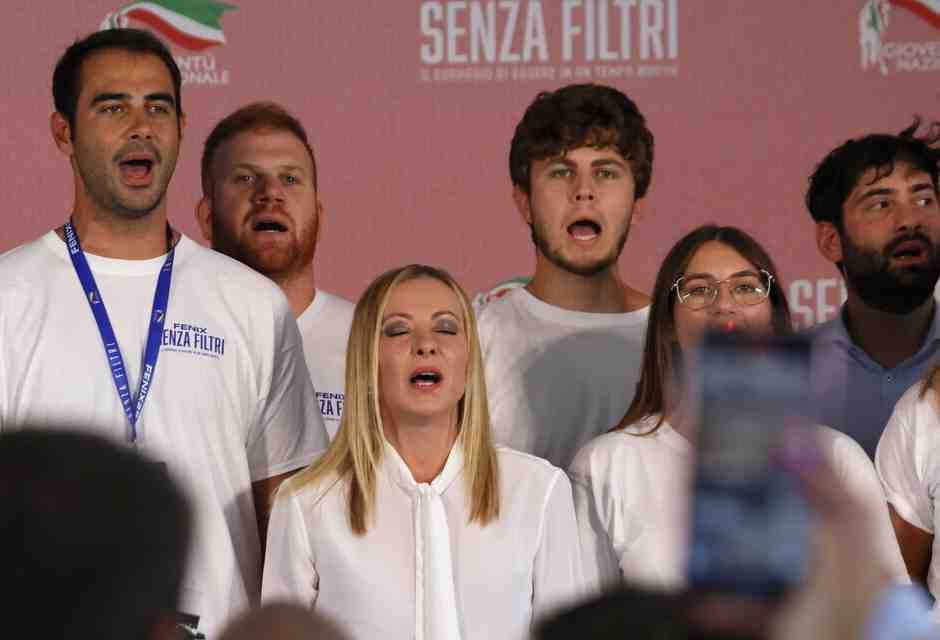 Nomi, volti e (lunghi) cv dei giovani meloniani, ex fasci, che al nero preferiscono il rosa