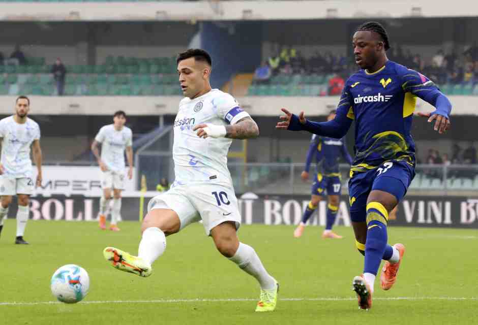 Armel Bella-Kotchap contro Lautaro Mart&iacute;nez (foto LaPresse)&nbsp;<br />