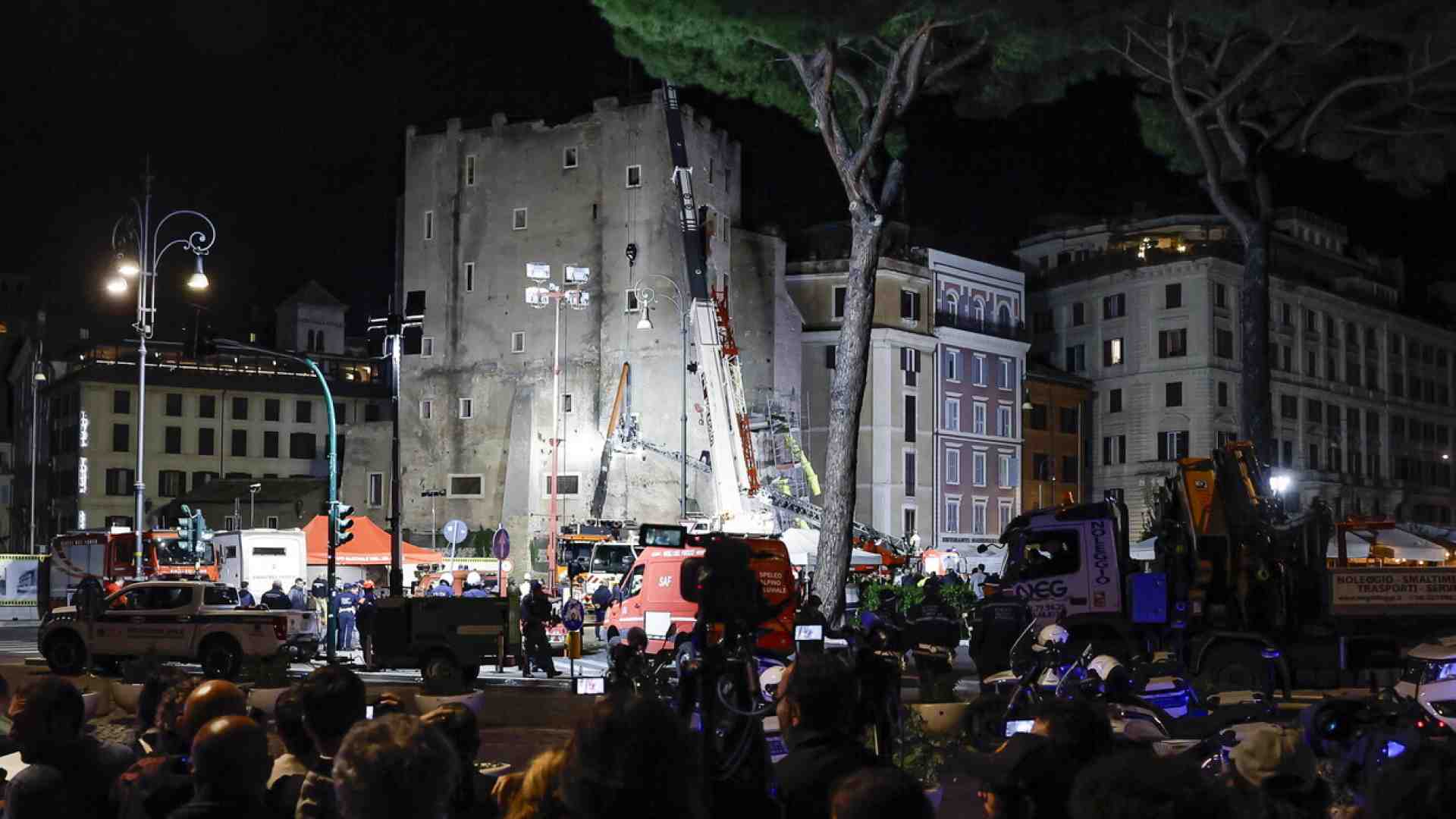 Immagine di È morto l'operaio intrappolato sotto le macerie della Torrei dei Conti