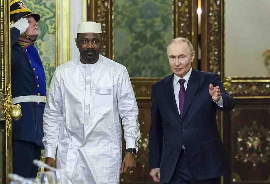 Il presidente del Mali Assimi Goita con l'omologo russo, Vladimir Putin, durante un incontro a Mosca lo scorso giugno (foto LaPresse)