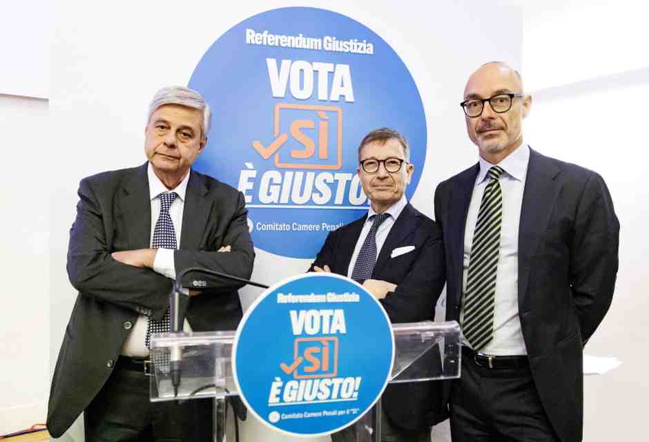 FOTO&nbsp;Il presidente dell&rsquo;Unione camere penali Francesco Petrelli (al centro) insieme al sg Rinaldo Romanelli (dx) e il presidente della fondazione Ucpi Beniamino Migliucci (sx), LaPresse