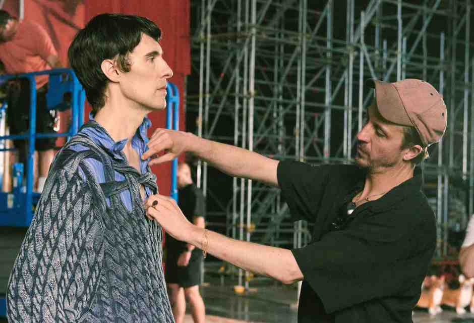 Glenn Martens, direttore creativo di Maison Margiela e Diesel, sul set della campagna per la linea limited edition che ha creato per H&amp;M