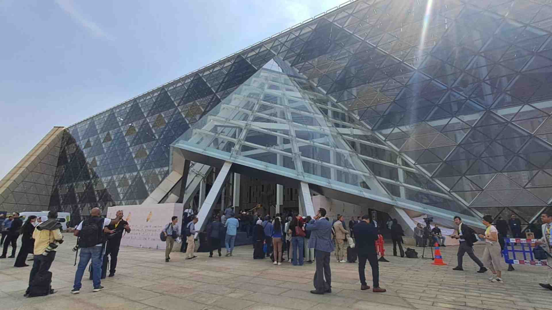 Immagine di Scusi, dov'è il Louvre? Ginnasio contro galere