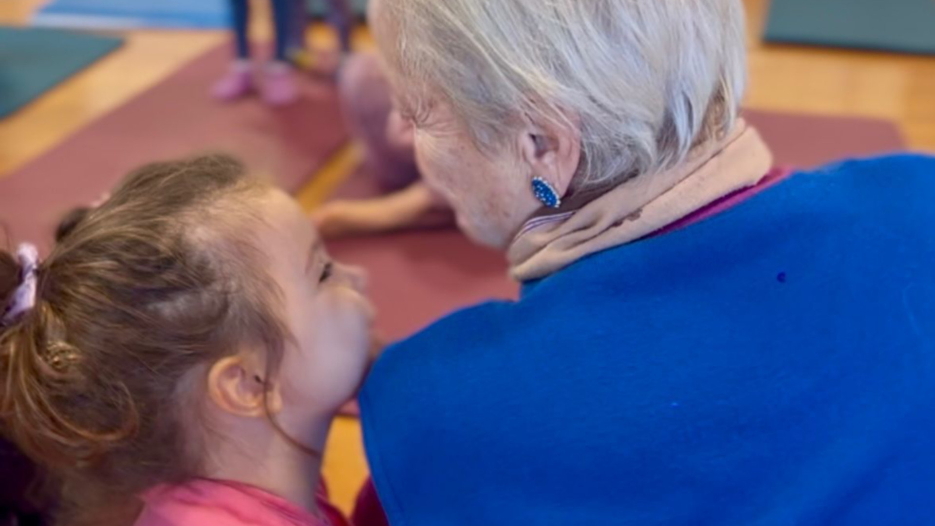 Immagine di Anziani e bimbi "vicini di età" tra ginnastica e yoga