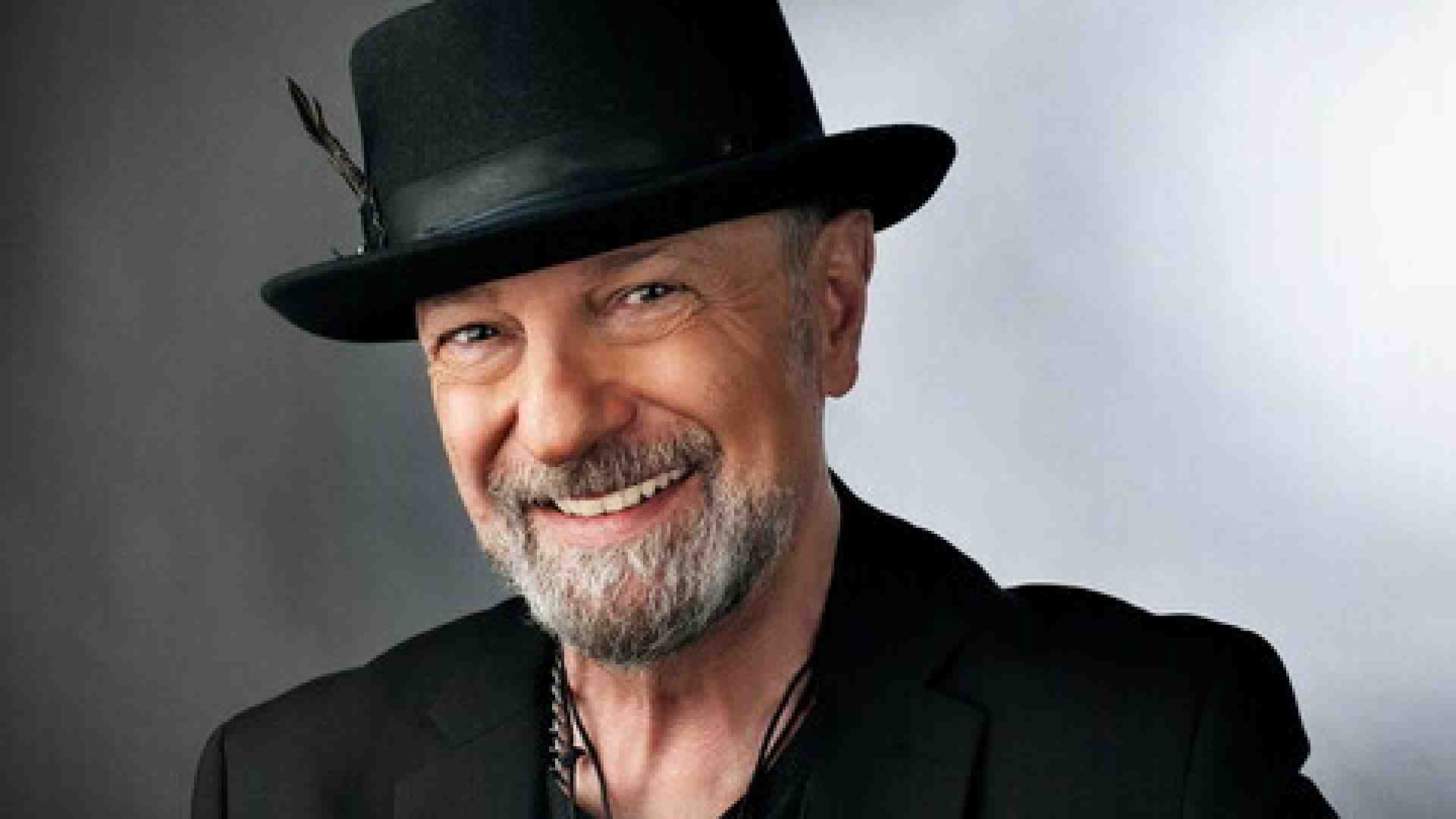 Immagine di La rivoluzione analogica di Sergio Caputo: “Ho visto morire il disco, ma la musica è ancora viva”