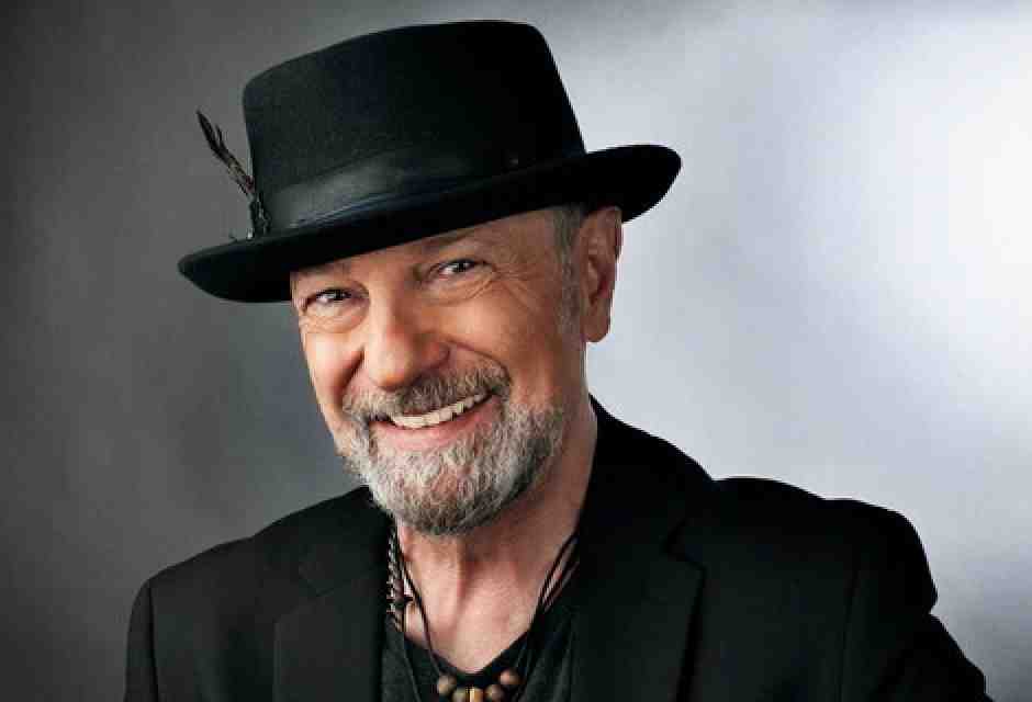 La rivoluzione analogica di Sergio Caputo: “Ho visto morire il disco, ma la musica è ancora viva”