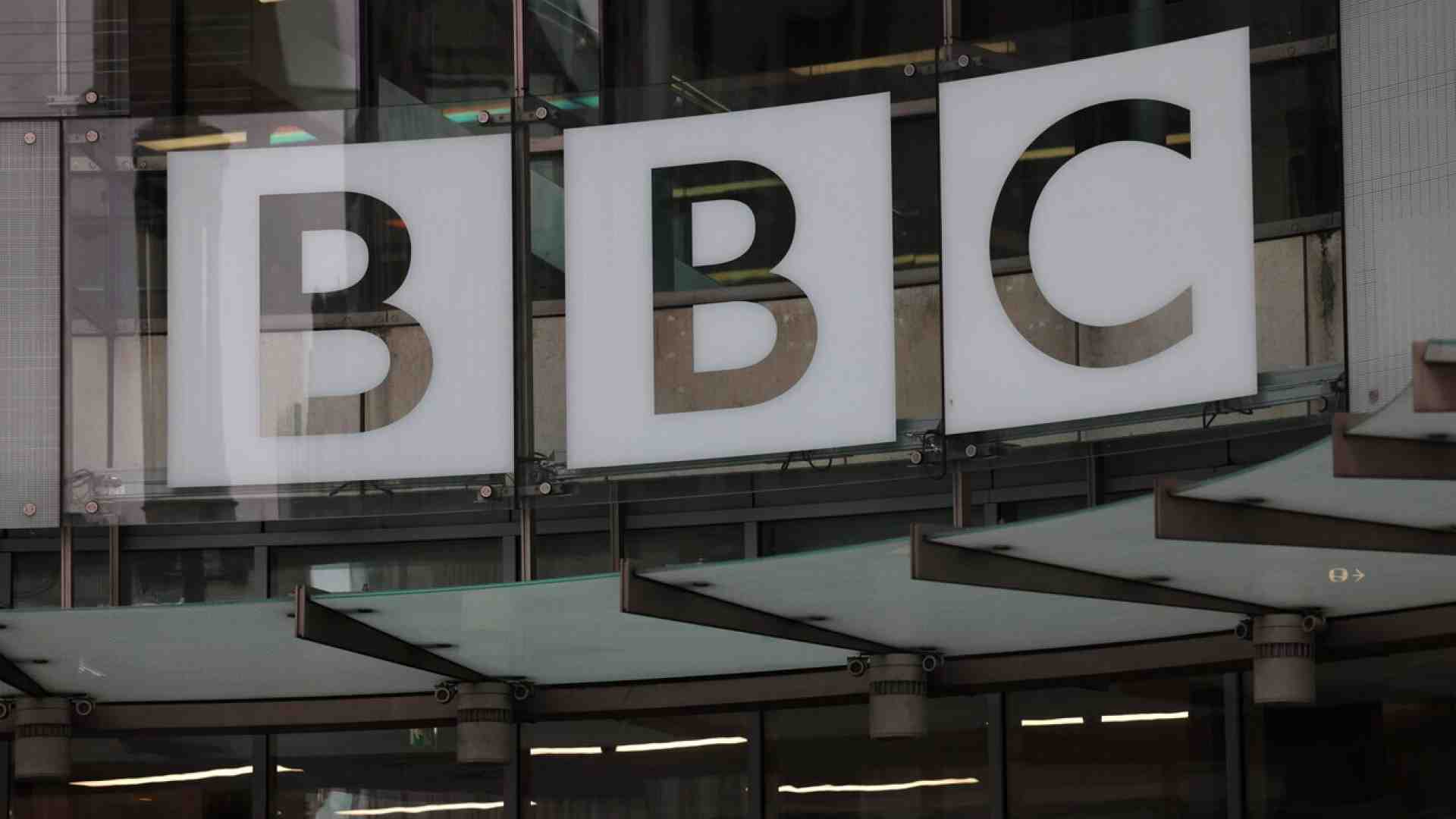 Immagine di La crisi della Bbc non è un complotto dell’estrema destra. Intervista