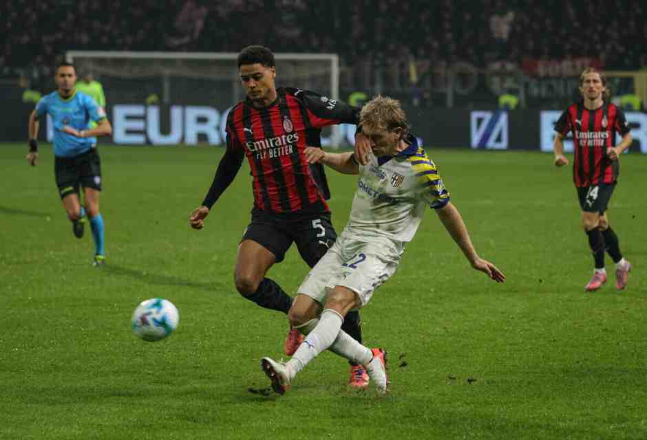 il centrocampista del Parma Oliver S&oslash;rensen durante Parma-Milan di sabato 8 novembre (foto Ansa)<br />&nbsp;<br />