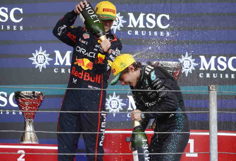 Kimi Antonelli sul podio del Gp del Brasile inondato di champagne da Max Verstappen (foto Epa via Ansa)