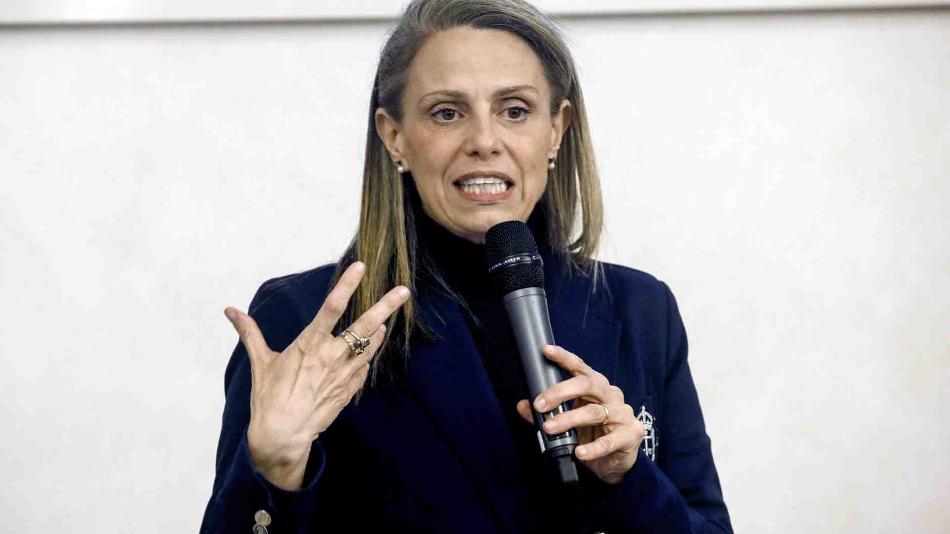 Immagine di Il Consiglio regionale l'ha sfiduciata, ma Picchi resta in giunta. Fontana: "Non ci sono elementi per la revoca"