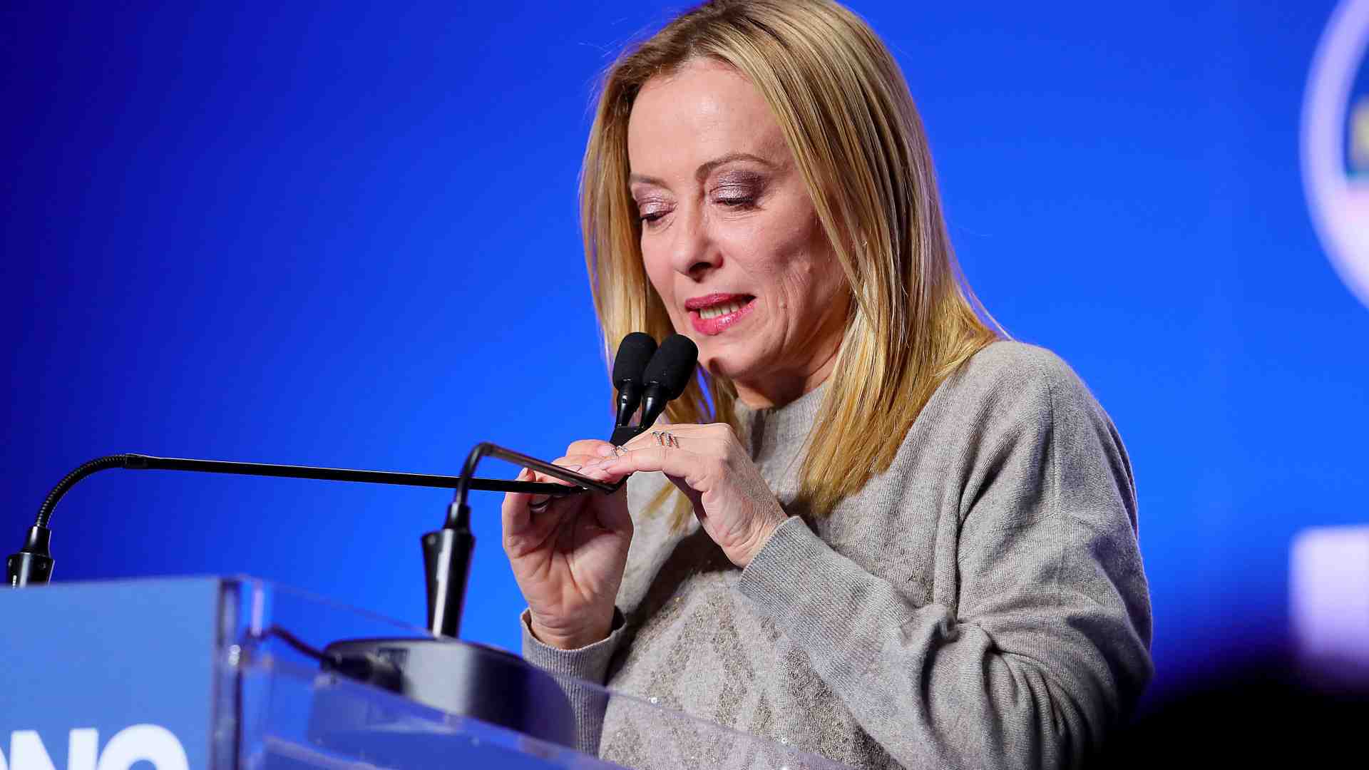 Immagine di Meloni contro gli smemorati della Privacy. "Il Garante nominato da Pd-M5s". Il duello è con Manfredi. Il nodo gas