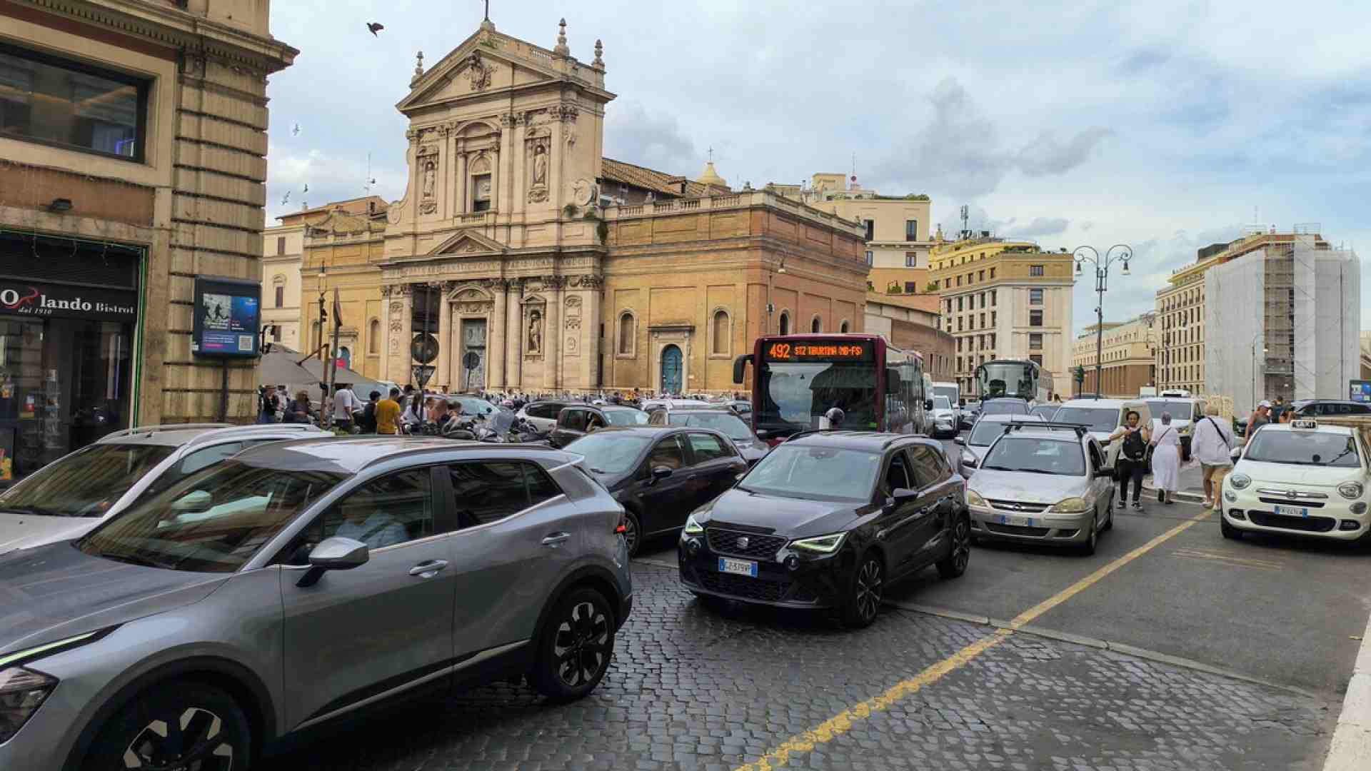 Immagine di Cari Fratelli d'Italia, il corteo di auto a Roma contro ztl e ciclabili è uno schiaffo alla buona amministrazione. Anche di destra