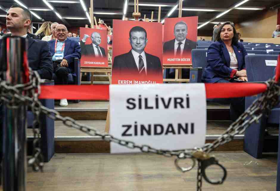 Congresso straordinario del CHP, il manifesto di Imamoglu e di altri sindaci incarcerati (Serdar Ozsoy/Getty Images)&nbsp;<br />