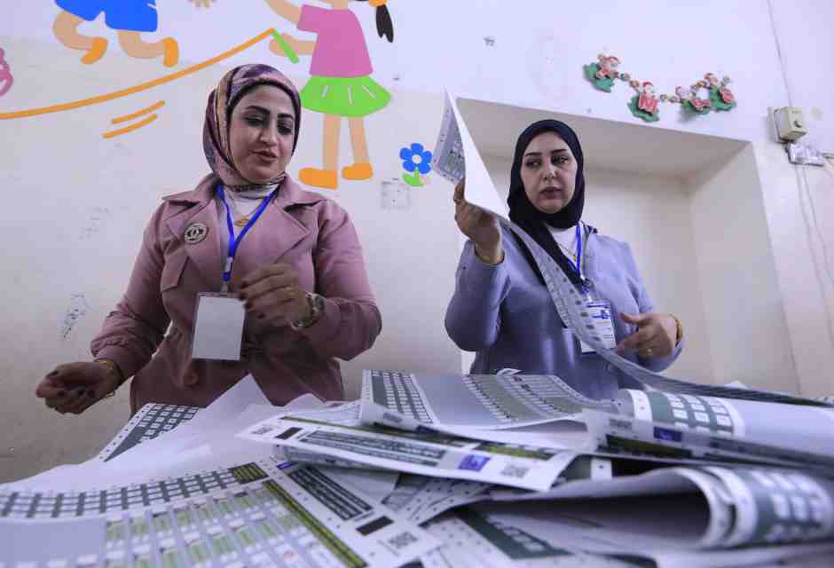 Le operazioni di spoglio dei voti in Iraq (foto Getty)