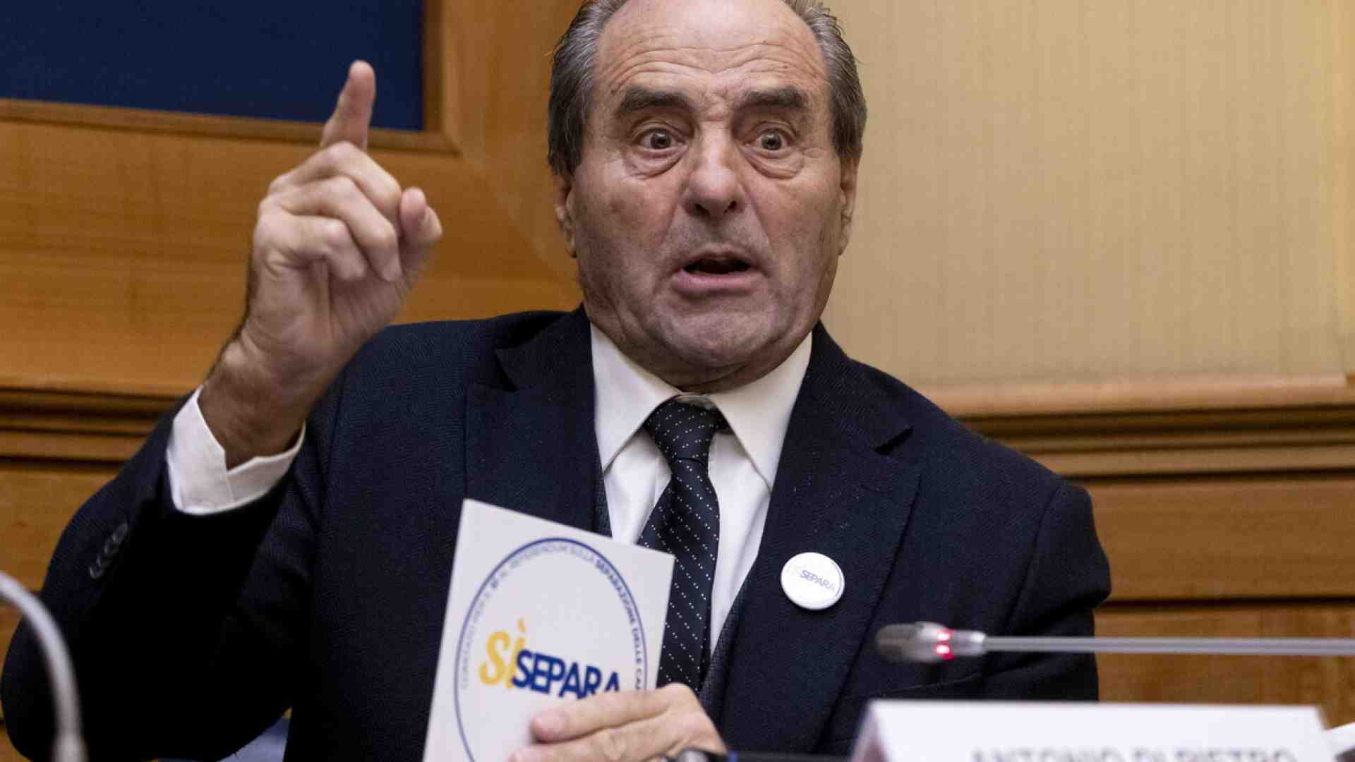 Immagine di Di Pietro unchained. L’ex pm, volto del comitato "SìSepara", difende il nuovo se stesso che ha cambiato idea
