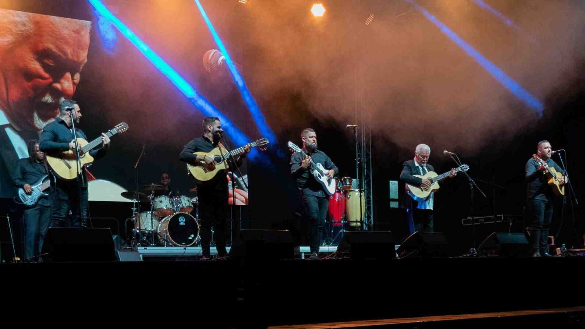 Immagine di Pablo Reyes e la lezione gitana dei Gipsy Kings, dove la musica resta umana anche nell’èra dell’Ai