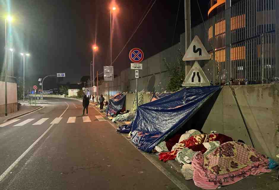 Davanti alla questura in tenda, scene da terzo mondo per un permesso