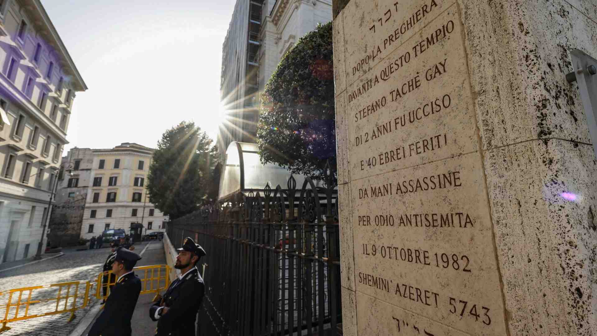 Immagine di Pertini e Lotta Continua ai funerali di Stefano Gaj Taché