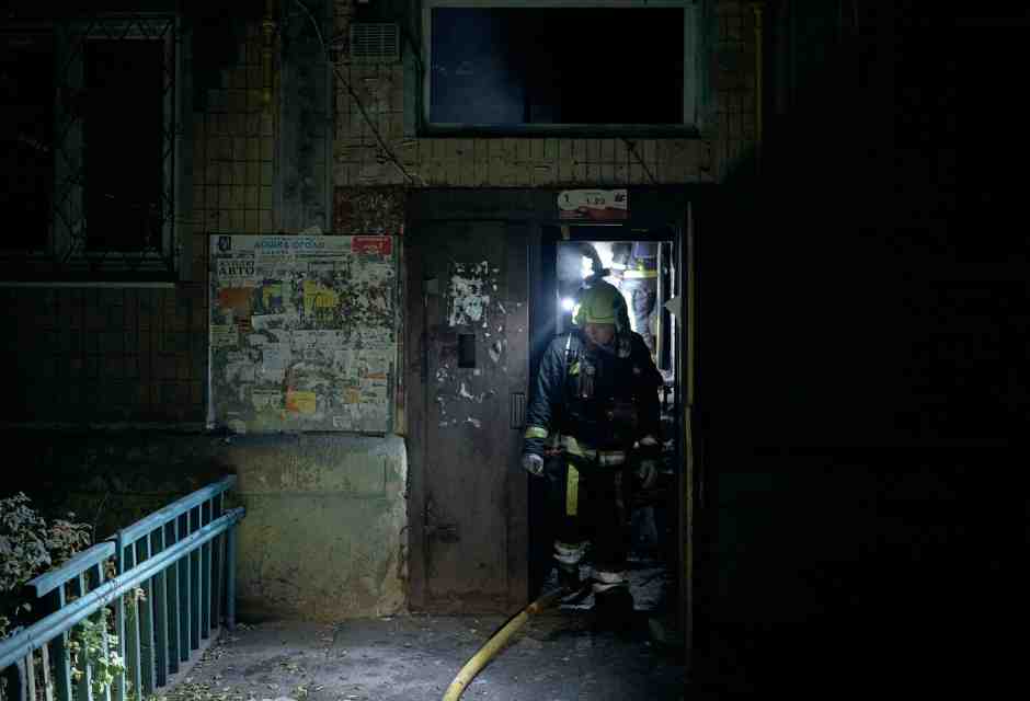 Membri del Servizio di Emergenza ucraino escono da un edificio danneggiato nell'attacco del 14 novembre 2025 (Foto di Kostiantyn Liberov/Libkos/Getty Images)&nbsp;<br />