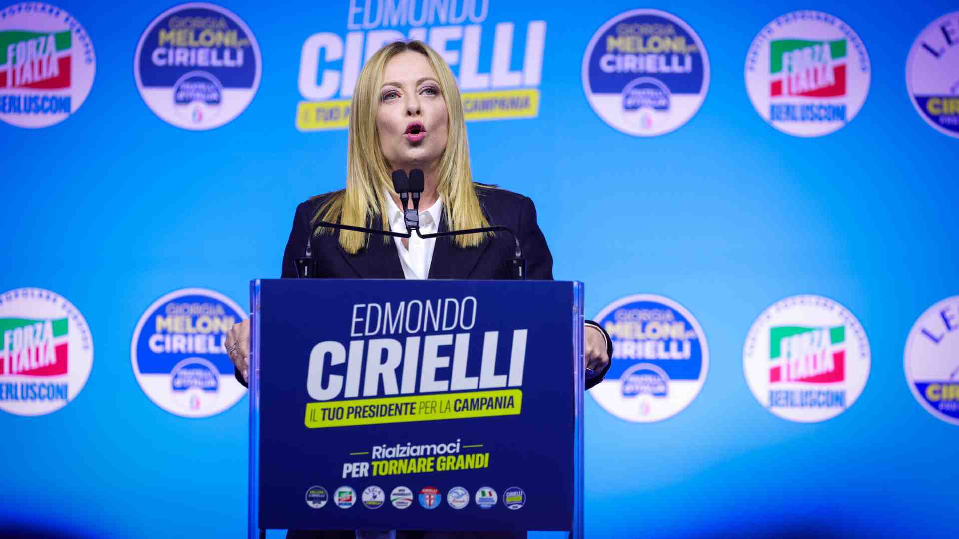 Immagine di Meloni, la berlingueriana: austerità, Bagnoli, femminismo, banche. La spallata a sinistra: "No a ricette tardo comuniste"