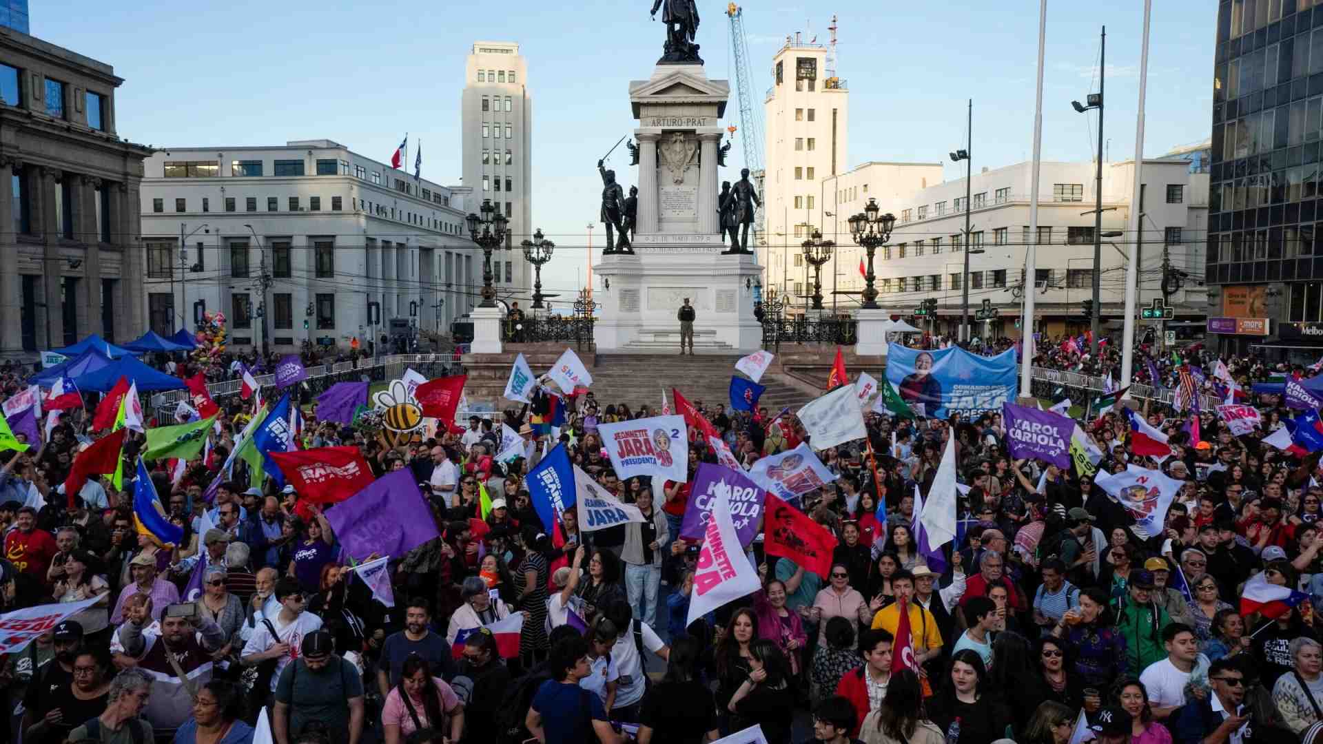 Immagine di La Carrà, il rap, il passato. Così il Cile al voto si divide tra una comunista e una destra dura