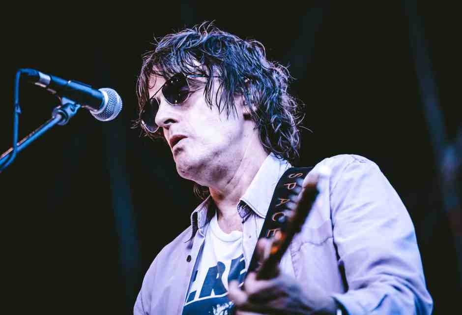 Jason Pierce fondatore degli Spiritualized suona a La Prima Estate. Lido di Camaiore, nel 2025 (Elena Di Vincenzo via Getty Images)&nbsp;<br />