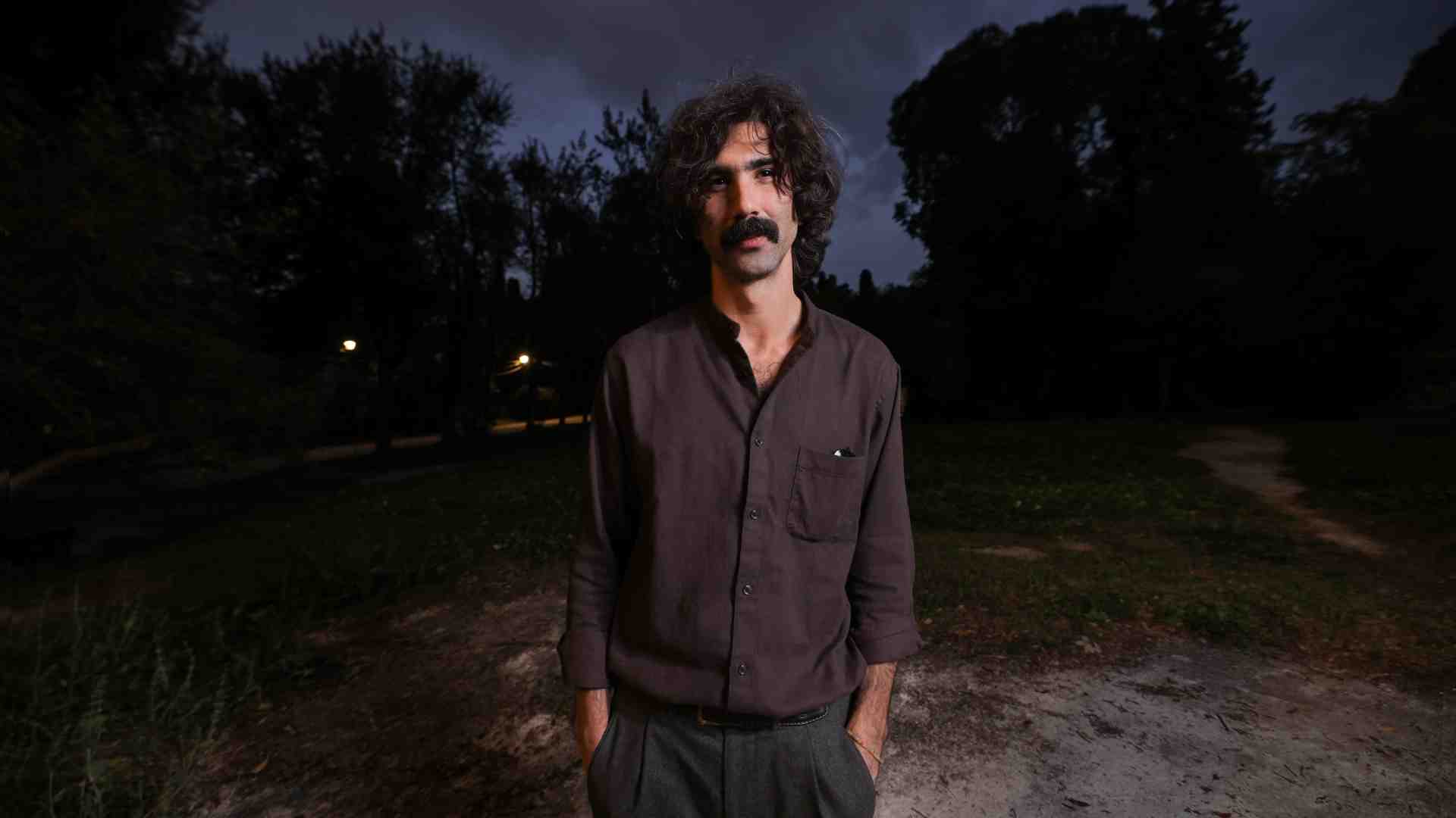Immagine di Andrea Laszlo De Simone lascia che ombre e luci ridisegnino la sua musica, lontano dai palchi. Intervista