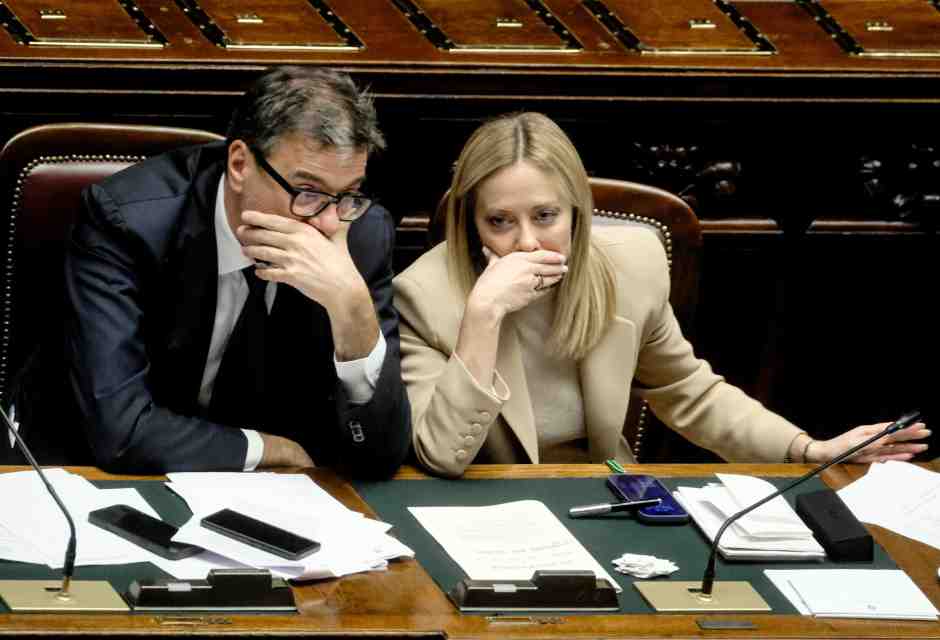 Il ministro Giancarlo Giorgetti con la presidente del Consiglio Giorgia Meloni (foto LaPresse)