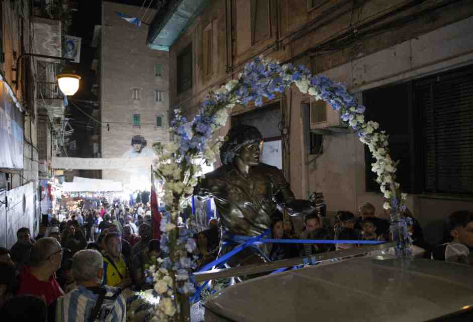 Il 30 ottobre scorso, per il compleanno di Maradona, la statua scolpita da Domenico Sepe &egrave; stata portata in giro tra i luoghi emblematici di Napoli (Getty)&nbsp;<br />